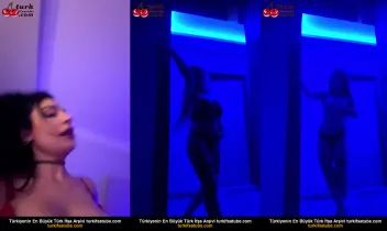 Acı Çikolata Loş Işıklar Altında Soyunuyor ve Dans Ediyor