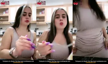 Aşık Bir Kadın, Bir Eteği Parçaladıktan Sonra Çıplak Arkadan Sergiledi