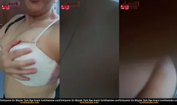 Çalıştığı yerin tuvaletinde soyunan, yaşlı, türbanlı kadın.