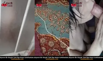 Yarı çıplak, uzun boylu bir kadınla birlikte seks yapın