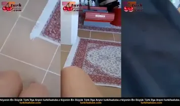 Ustanın önünde amcığını avuçlayan kız kardeş