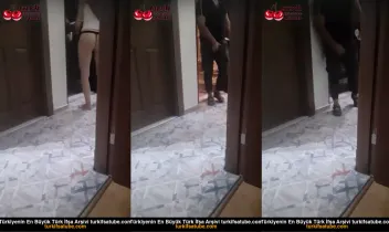 Kapıdan çıplak bir kadın içeri giren kuryeye karşılık veriyor