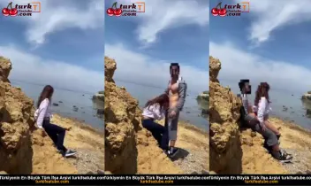 Çift çıplak olarak kayalıklarda seks yapıyor