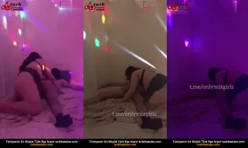 Genç Seks Eliz Can Çiftinin Odasında Cazibeyle Seks