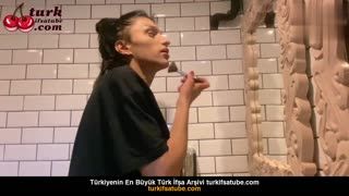 Kadın Tuvaletinde Saksılı Kadın Kardeşini Cazibeli Bir Şekilde Yönetiyor