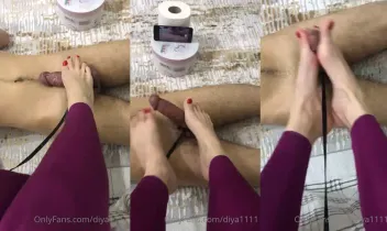 Mermer kırmızı ojeli ayak parmaklarıma! (91 karakter)