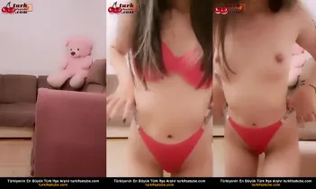 Kız kardeşin çıplak bir kızın ağızda saksısını gösteriyor