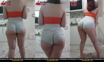 Kız kardeşinin götünü açıklayıp gösteriyor