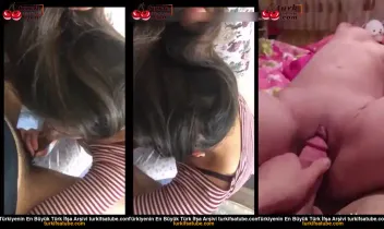Genç bayan, seks sırasında ağabeyinin sikişini çeker ve sikiştirir