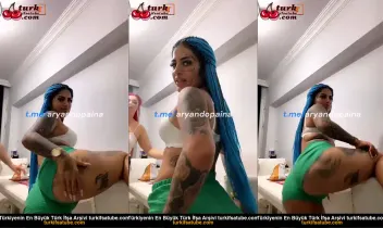 Kadın kardeş gibi arkadan çıplak yüzmeye gidiyor