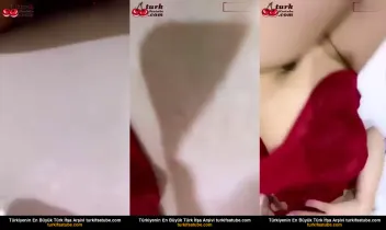 Rüya kırmızısı gecelik kaldırılıp atılıyor
