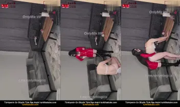 Sahibi, kölesini götünden beceren bir kadınla seks yapıyor