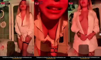 Sakin bir şekilde çıplak, dildoyla çekim yapıyor