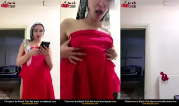 Siyah saçlı, neon pembe türbanlı kadın canlı yayın sırasında soyundu