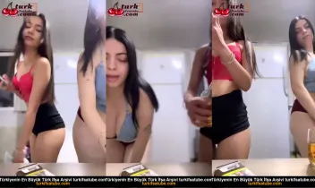 Kahraman, seksi kız kardeşini ailesiyle birlikte çıplak bir şekilde kandırmayı başarır