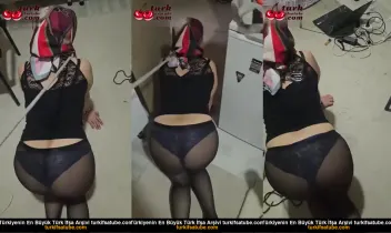Türbanlı Kadın Köle Sahibiyle Birlikte