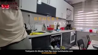 Zeynep Tümbek'in Çıplak Kardeşi Katılımcısı 10. Youtuber Videoyu Gösteriyor